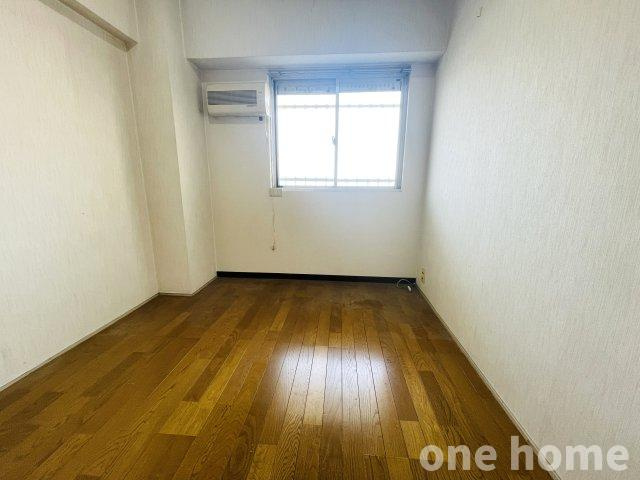 シャトー新大阪の洋室|◆約4.3帖洋室です！
◆ベッドや机を配置しやすい腰高窓です！