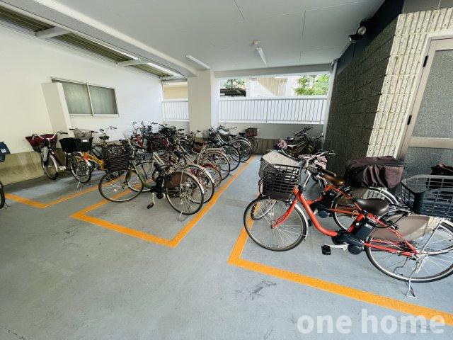 シャトー新大阪の駐輪場|◆駐輪場は平置きタイプで出し入れがスムーズです！
◆最新の空き状況など、詳細につきましてはお気軽にお問い合わせください！