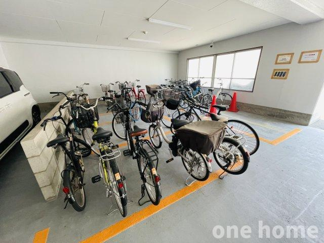 シャトー新大阪の駐輪場|◆駐輪場は屋内にあり、自転車が雨風にさらされる心配がありません！
◆最新の空き状況など、詳細につきましてはお気軽にお問い合わせください！