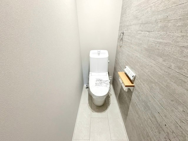 タマタウン　関市巾1丁目（倉知小Ⅲ）　全5区画分譲のトイレ|超節水型の水洗トイレを標準採用。汚れが付きにくいコーティング加工で、いつでも清潔に保てる便座を装備。