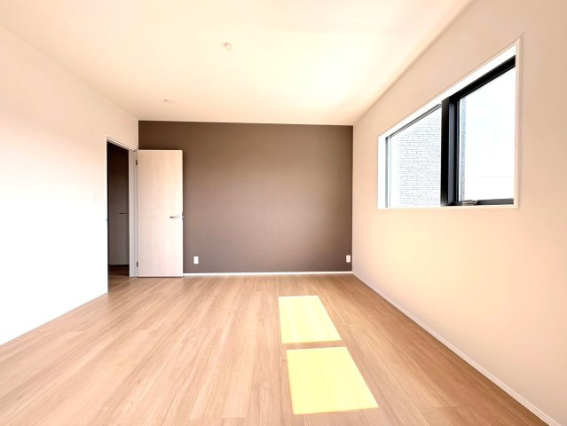 タマタウン　関市巾1丁目（倉知小Ⅲ）　全5区画分譲の寝室|全居室にたっぷり収納できる大型収納を設置。窓ガラスは断熱性能や結露防止効果の高いペアガラスです。
