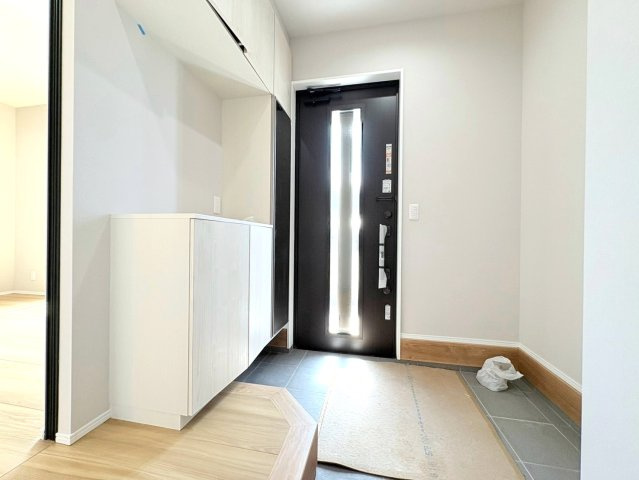 タマタウン　関市巾1丁目（倉知小Ⅲ）　全5区画分譲の玄関|大容量のシューズ収納付きで玄関周りもすっきり！玄関ドアからの光が玄関ホールを明るくしてくれます。