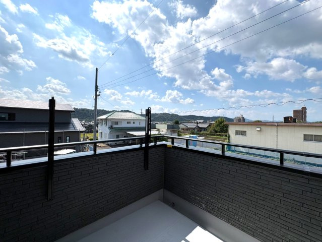 タマタウン　関市巾1丁目（倉知小Ⅲ）　全5区画分譲のバルコニー|バルコニーは南向きで洗濯物もよく乾きます！強度と表面積硬度を持つFPRで防水しています。