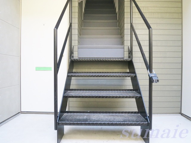 ピエトラⅠのその他共用部分|２階に上がる階段です★