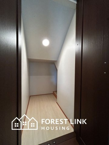 八尾市大字大窪中古戸建の収納|階段下収納です。