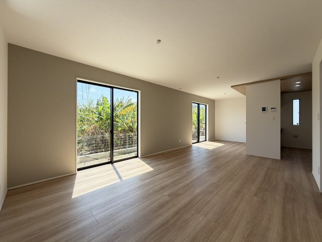 うるま市喜仲（全3棟）3号棟の居間・リビング|※同仕様写真です オシャレな折下げ天井採用♪