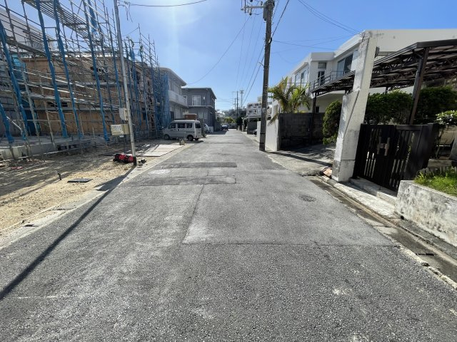 うるま市喜仲（全3棟）3号棟の前面道路含む現地写真|※北側公道6m♪