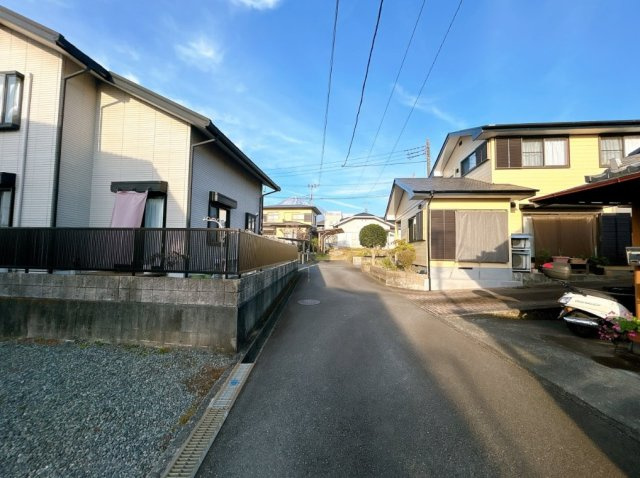 中古戸建　富士宮市小泉　の前面道路含む現地写真