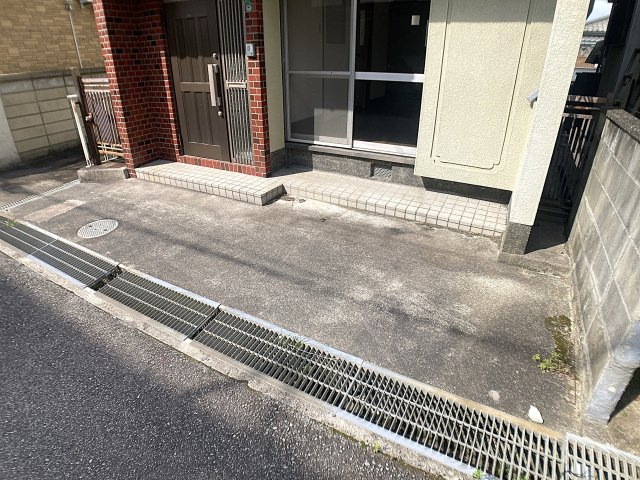 猪ころび貸家の駐車場|家の目の前に駐車場を完備してます
