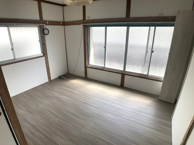 猪ころび貸家の内装|各部屋2面採光で明るい室内です