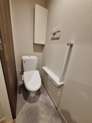（シニア限定）エーデルワイスのトイレ|手すり付きでつまづき防止/温水洗浄便座付き