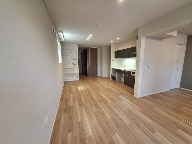 （シニア限定）エーデルワイスの居間・リビング|柱の少ない四隅をしっかり使えるお部屋です