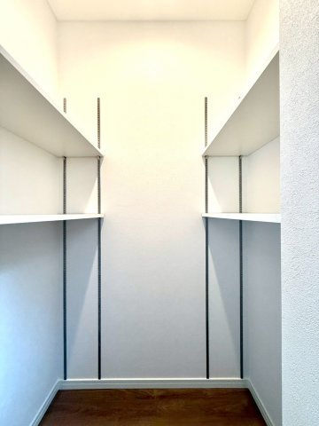 栄区鍛冶ヶ谷1丁目の収納|大容量の収納が可能なウォークインクローゼットは、衣類や小物をすっきりと整理できる便利な空間です。