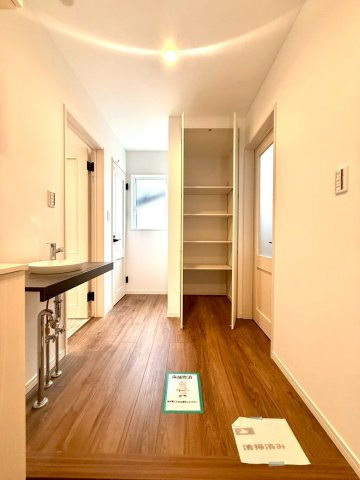 栄区鍛冶ヶ谷1丁目の玄関|住まいの第一印象を彩る、明るく開放的な玄関
