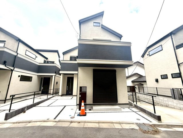 栄区鍛冶ヶ谷1丁目の前面道路含む現地写真|住まいの価値を高める美しい外観デザイン。