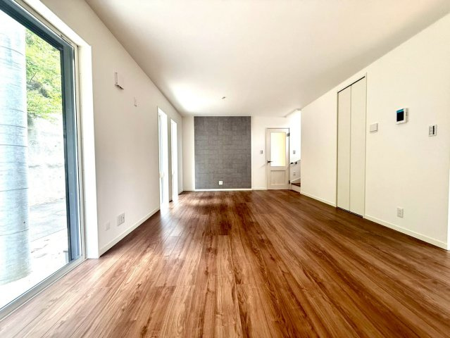 栄区鍛冶ヶ谷1丁目の居間・リビング|家族が自然と集まる中心空間として、快適性とデザイン性を両立した魅力的なリビングです。
