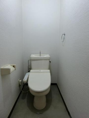 ロイヤルハイツ博多南のトイレ|とても綺麗で清潔感があります♪トイレ（温水洗浄便座）、