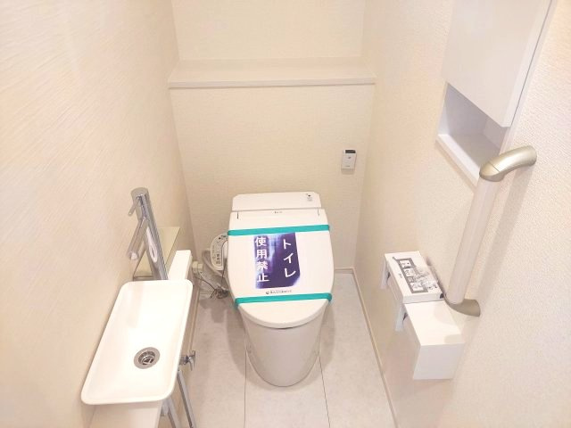 宝塚市光ガ丘2丁目新築一戸建てのトイレ|1階トイレ　温水洗浄便座付き