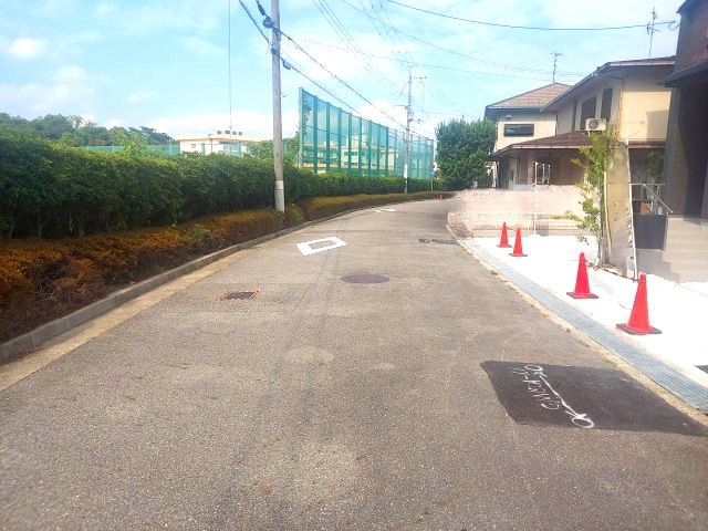 宝塚市光ガ丘2丁目新築一戸建ての前面道路含む現地写真