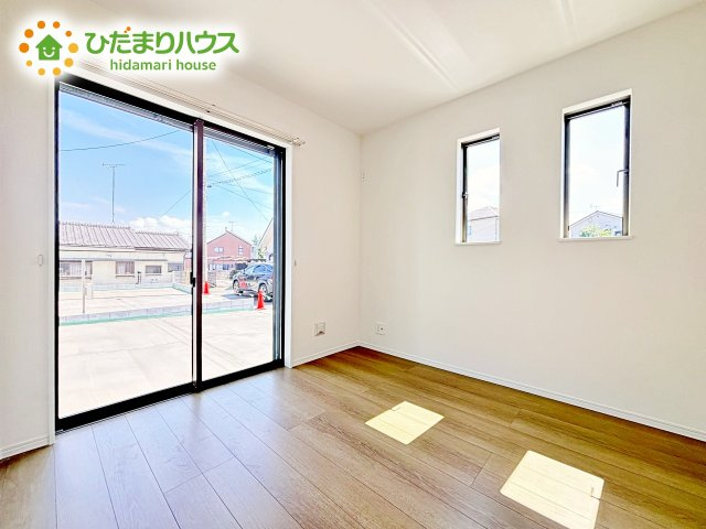 【洋室】 | 水戸市西原1丁目3636番　新築戸建　A号棟 | 明るい日差しが降り注ぐお部屋に、居心地の良さを感じさせるコーディネート。家具やカーテンでお気に入りのお部屋に♪