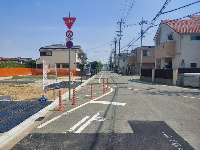 宝塚市山本野里2丁目新築一戸建の前面道路含む現地写真