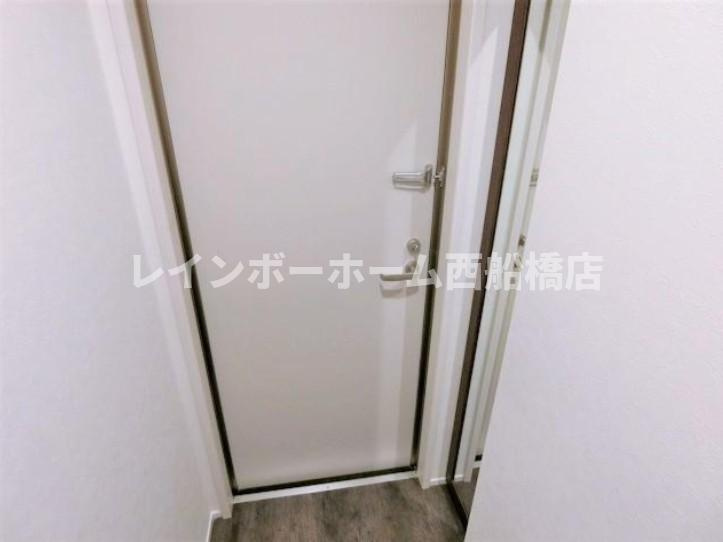 習志野市香澄２丁目のアパートの玄関