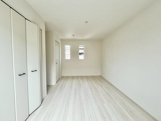 【仲介手数料無料】ふじみ野市苗間1期1棟―新築分譲住宅―全1棟―の内観：施工例|収納力があるので、使い勝手の良さが広がる洋室空間です。豊富な収納スペースも魅力的です。