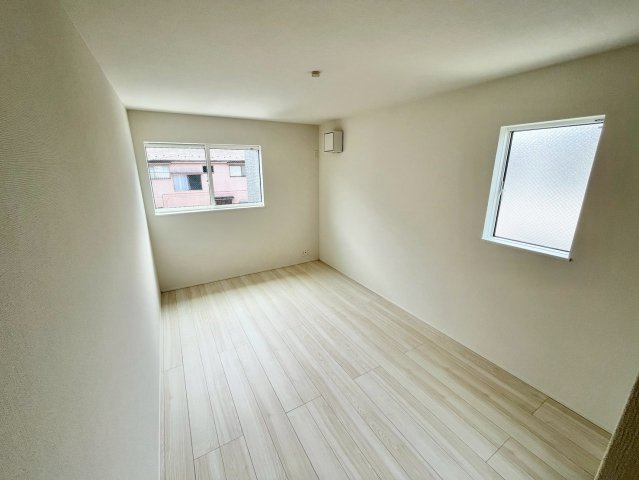【仲介手数料無料】ふじみ野市苗間1期1棟―新築分譲住宅―全1棟―の内観：施工例|朝日が差し込み、風が抜ける洋室。バルコニーと隣接した設計が、明るさと開放感を最大限に引き出します。