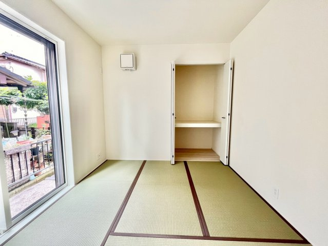 【仲介手数料無料】ふじみ野市苗間1期1棟―新築分譲住宅―全1棟―の和室|朝日が差し込み、風が抜ける洋室。バルコニーと隣接した設計が、明るさと開放感を最大限に引き出します。
