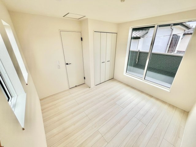【仲介手数料無料】ふじみ野市苗間1期1棟―新築分譲住宅―全1棟―の洋室|一日の疲れを優しく癒す、ゆったり広々とした浴室。保温浴槽で冬もポカポカ、お湯も冷めにくい。心までほぐれる、極上のリラックス空間です。