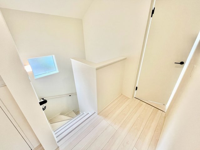 【仲介手数料無料】ふじみ野市苗間1期1棟―新築分譲住宅―全1棟―の内観：施工例|必要なものが、すぐ手に届く。三面鏡洗面台が、朝の支度をスムーズにし、洗面空間を美しく整えます。