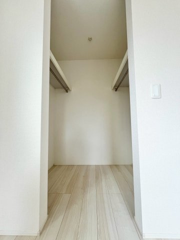 【仲介手数料無料】ふじみ野市苗間1期1棟―新築分譲住宅―全1棟―の内観：施工例|たくさんの洋服をかけてもシワになりにくいウォークインクローゼット。洋服以外にも、普段使わない家電やスーツケース、ストック品など何でも片付く嬉しい空間です。