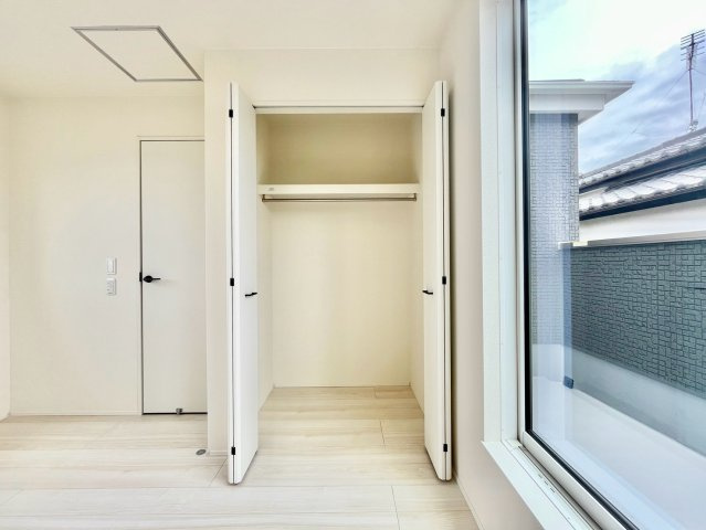 【仲介手数料無料】ふじみ野市苗間1期1棟―新築分譲住宅―全1棟―の内観：施工例|たくさんの洋服をかけてもシワになりにくいウォークインクローゼット。洋服以外にも、普段使わない家電やスーツケース、ストック品など何でも片付く嬉しい空間です。