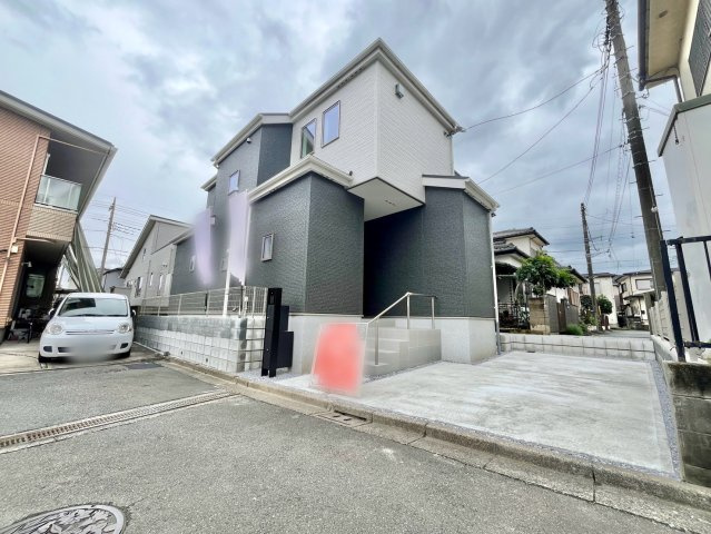 【仲介手数料無料】ふじみ野市苗間1期1棟―新築分譲住宅―全1棟―の前面道路含む現地写真|空が広く、気持ちの良い立地です。都心に近い利便性と、美しい自然を感じながら、ゆとりのある生活を叶えます。閑静な住宅街に位置しているため、緑を眺めながら贅沢な時間をお過ごしいただけます。