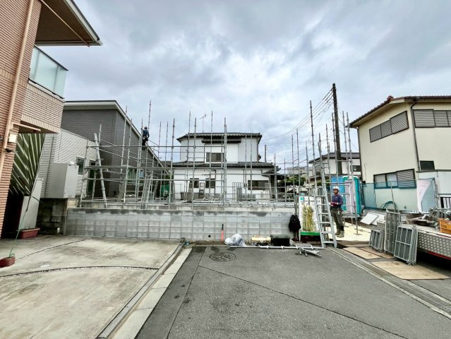 【仲介手数料無料】ふじみ野市苗間1期1棟―新築分譲住宅―全1棟―の前面道路含む現地写真|光と風が入り込む贅沢なゆとり空間。明るく暖かい日差しがさんさんと降り注ぎ、豊かな緑も享受できる至極の立地です。穏やかな街並みを一望しながら、爽やかな風と柔らかく降り注ぐ陽光を感じて頂けます。