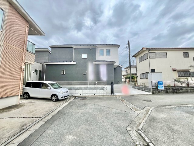 【仲介手数料無料】ふじみ野市苗間1期1棟―新築分譲住宅―全1棟―の前面道路含む現地写真|光と風が入り込む贅沢なゆとり空間。明るく暖かい日差しがさんさんと降り注ぎ、豊かな緑も享受できる至極の立地です。穏やかな街並みを一望しながら、爽やかな風と柔らかく降り注ぐ陽光を感じて頂けます。
