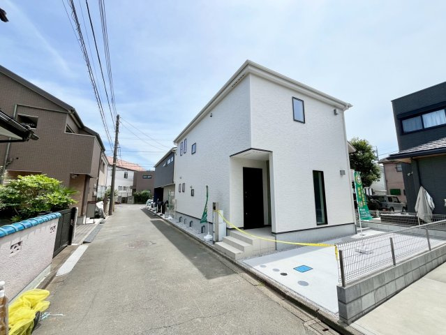 【仲介手数料無料】ふじみ野市苗間1期1棟―新築分譲住宅―全1棟―の外観：施工例|青空に映えるモダンでスタイリッシュな邸宅。開放感のあるバルコニーや便利なビルトインガレージなど、こだわりが詰まった都市型スタイルの住まいです。