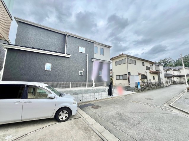 【仲介手数料無料】ふじみ野市苗間1期1棟―新築分譲住宅―全1棟―の外観：施工例|青空に映えるモダンでスタイリッシュな邸宅。開放感のあるバルコニーや便利なビルトインガレージなど、こだわりが詰まった都市型スタイルの住まいです。