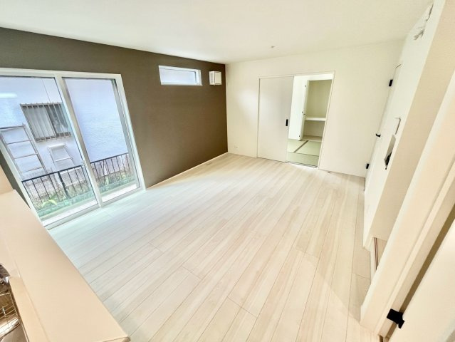 【仲介手数料無料】ふじみ野市苗間1期1棟―新築分譲住宅―全1棟―の内観：施工例|食洗機付きで後片付けもスムーズ。グリル・三口コンロ搭載のシステムキッチンが、料理の幅を広げます。