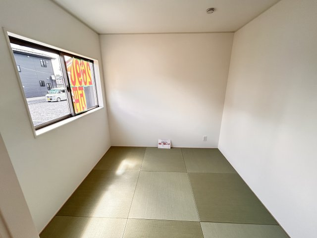 【Cradle garden】真岡市台町 第10 全1棟の和室|〇1F和室4.5帖〇
お子様のお昼寝スペースや、遊び場としてはもちろん、急な来客時にも客間として大活躍します。
※2026年7月撮影
