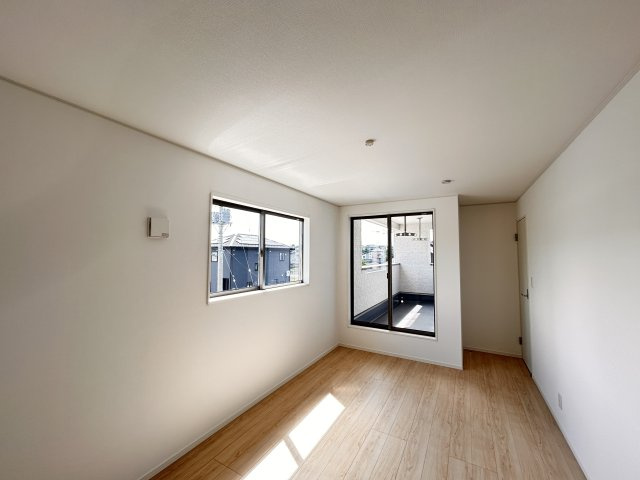 【Cradle garden】真岡市台町 第10 全1棟の洋室|〇2F洋室8帖〇
ご夫婦の主寝室に最適な8帖の居室。南面のワイドバルコニーにダイレクトに繋がるため、お部屋全体が明るく開放的な光に満たされます。
※2026年8月撮影