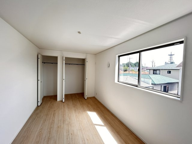 【Cradle garden】真岡市台町 第10 全1棟の洋室|〇2F洋室8帖〇
全居室収納完備。ご夫婦で使い分けられるスマート収納♪
各部屋ごとに設けた収納は住みやすさへのこだわりです。
※2026年8月撮影