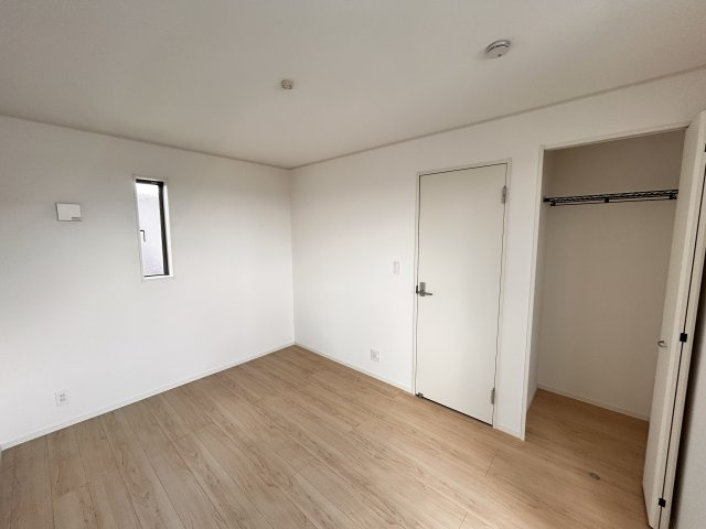 【Cradle garden】真岡市台町 第10 全1棟の収納|〇2F洋室6.5帖〇
お洋服をたくさんしまえるウォークインクローゼット。ハンガーパイプに掛かっているお洋服が一目で分かるので、毎日のコーディネートが楽しくなります♪
※2026年8月撮影