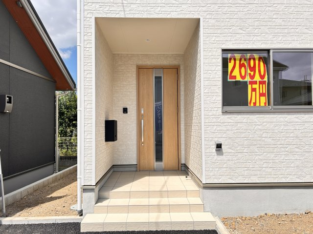 【Cradle garden】真岡市台町 第10 全1棟の玄関|〇玄関ポーチ〇
LED人感センサーダウンライト付き玄関ポーチ。カードキー対応のため、お荷物の多い日でもラクラク開錠！TVモニター付きインターホン＆防犯カメラで安心が叶います。
※2026年8月撮影