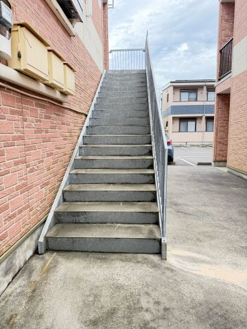 ユニオンレストⅡのその他共用部分|外階段は広めとなっています