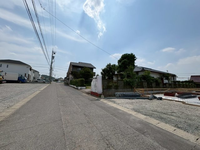 クワイエ　各務原市蘇原菊園町第1　全4区画分譲の前面道路含む現地写真|「現地（2026年7月17日）撮影」　
■前面道路　
■ヤマダ不動産　株式会社リライフ