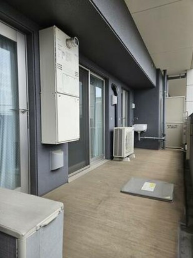 プレサンスロジェ志賀本通のバルコニー|屋根付きなので急な雨の日も安心ですね。
