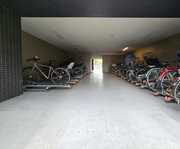 プレサンスロジェ志賀本通の駐輪場|屋根付きなので、雨や風、直射日光から自転車を守ることができます。