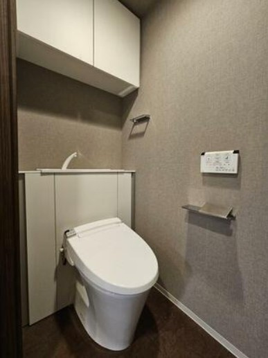 プレサンスロジェ志賀本通のトイレ|吊戸棚があるので、トイレットペーパーやお掃除用具のストックなどを収納できます。