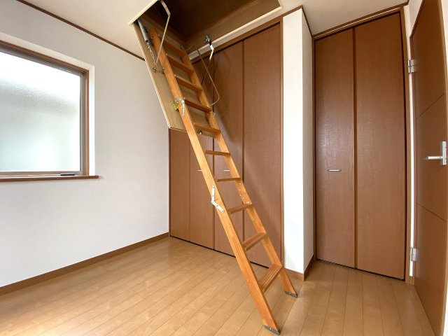 戸建 上尾市大字瓦葺の収納|屋根裏収納階段